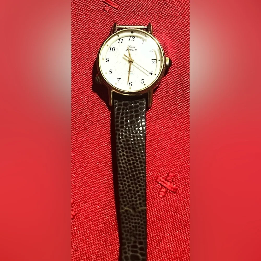 Vintage Ladies Timex Indiglo Gold-Tone White Dial Watch c1980s